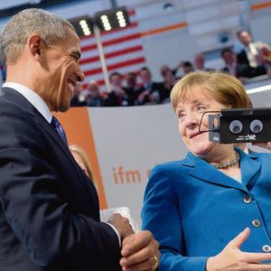 Nach vielen politischen Themen ist es endlich so weit: Beim Messerundgang von US-Präsident Barack Obama und Bundeskanzlerin Angela Merkel gibt es Technik zum Anfassen. Hier probieren beide eine Virtual-Reality-Brille aus und haben sichtlich Spaß dabei.