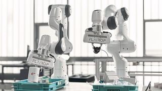 Das gemeinschaftliche Forschungsprojekt „FLAIROP“ hat zutage gefördert, dass schlaue Kommissionierroboter gemeinsam besser greifen können. (Bild: KIT)