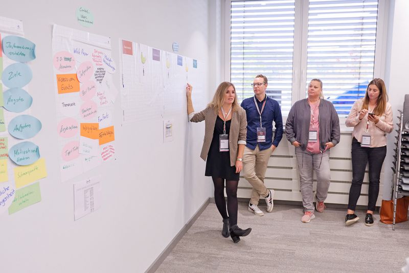 Daria Schlosser, SC-Networks GmbH Für die optimale Kampagne, ist das richtige Fundament unerlässlich. In ihrem Workshop erarbeitete Daria Schlosser deshalb mit den Teilnehmer ein Lead Management Framework. Zuerst einmal sollten Kampagnenziele, wie beispielsweise Kundenbindung, Leadgenerierung oder direkter Umsatz, festgelegt werden. Außerdem müssen Personas mit ihren Eigenschaften definiert werden. Eine gute Anzahl zum Arbeiten seien drei Personas. Auch relevanter Content angepasst an die Customer Journey ist für eine Kampagne nicht wegzudenken. Das wichtigste Ziel einer jeden Kampagne: der Kunde muss genau die Informationen erhalten, die er gerade benötigt.  (marconomy © Andreas Burkhardt )