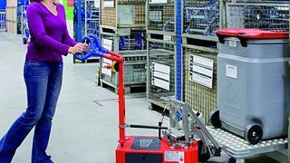 Mit dem Transportsystem 2-Griff-Leo von Expresso lassen sich auch schwere Güter von nur einer Person ohne Kraftaufwand komfortabel und effektiv bewegen. Bild: Expresso (Archiv: Vogel Business Media)