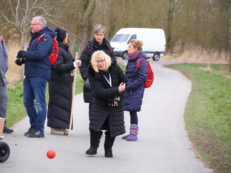 Mit gutem Beispiel voran: Heike Fessel (Agando) zeigt, wie die Kugel fliegen muss. (Bild: Agando/Source IT Distribution GmbH)