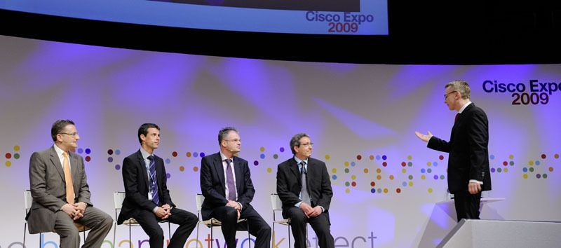 Christian Korff, Technischer Direktor von Cisco, (links) im Gespräch mit den vier wichtigsten Technologie-Partnern in Sachen Unified Computing System (UCS): Thomas Kühlewein, Senior Director Central Region, VMware; Martin Geier, Country Manager Germany, BMC Software; Marc-Philipp Kost, Business Manager EMC Deutschland und Dr. Heiner Genzken, Direktor Enterprise Accounts, Intel (v.l.n.r) (Archiv: Vogel Business Media)