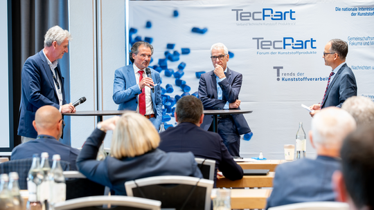 Podiumsdiskussion mit Mario Suckert (2.v.l., Staatssekretär in Thüringen) und Prof. Joachim Ragnitz (3.v.l., Ifo-Institut).(Bild:  Tecpart)