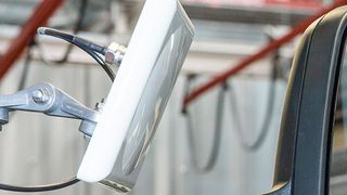 RFID-Leser erkennen das korrekte Bauteil am entsprechenden Fahrzeug: Mercedes-Benz Vans setzt die Technik im Werk Ludwigsfelde bereits in der Serienfertigung ein. (Daimler)