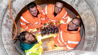 Indra Baier-Müller, Mathias Pfuhl, Dr. Fabian Mehring und Alexander Hold (v.l.n.r. ) bei dem Besuch in Lauben. (Bild: Bayerisches Staatsministerium für Digitales)