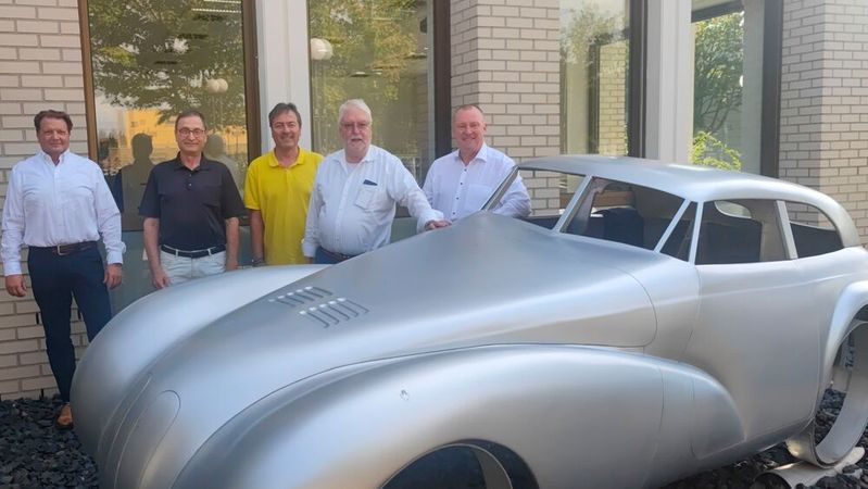 Politikerbesuch beim ZKF: (v. l.) In Friedberg trafen sich ZKF-Hauptgeschäftsführer Thomas Aukamm, FDP-Kreisvorstandsmitglied Lothar Weniger, FDP-MdB Peter Heidt, FDP-Landtagsabgeordneter Jörg-Uwe Hahn und ZKF-Päsident Peter Börner. (Bild:  ZKF)