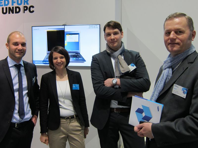 Ebenfalls ein Samsung-Tech-Data-Gruppenbild (von links): Julian Fodermeyer und Vanessa Stoffel (Samsung) sowie Felix Kretschmann und Oliver Schnee (Tech Data). (Bild: IT-BUSINESS)