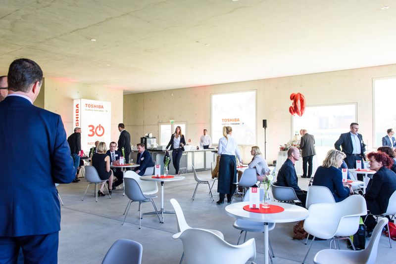 Zusammen mit seinen Partnern feierte Toshiba am 21. April 2015 in Essen 30 Jahre Toshiba Notebook (Bild: Toshiba)