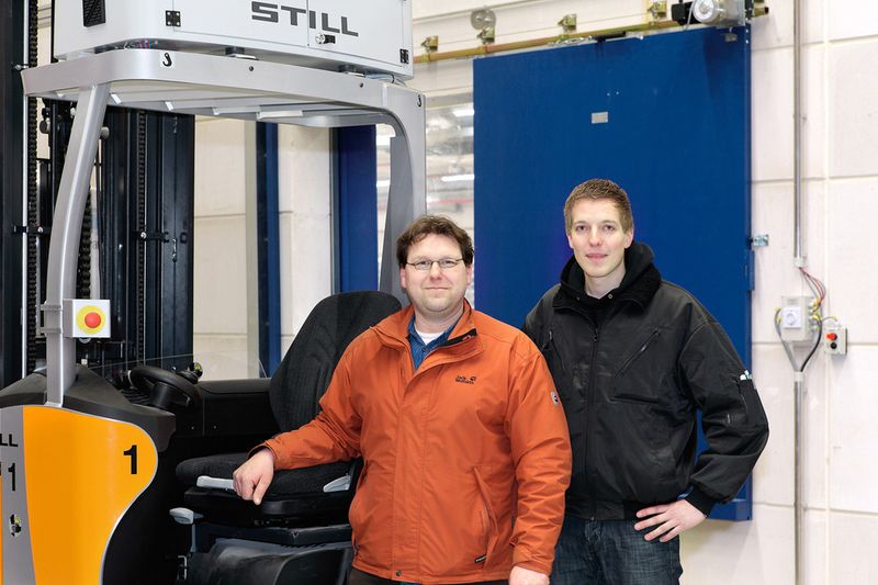 Logistikleiter Michael Sievers (links) und Staplerfahrer Stephan Gerken. (Bild: Still)