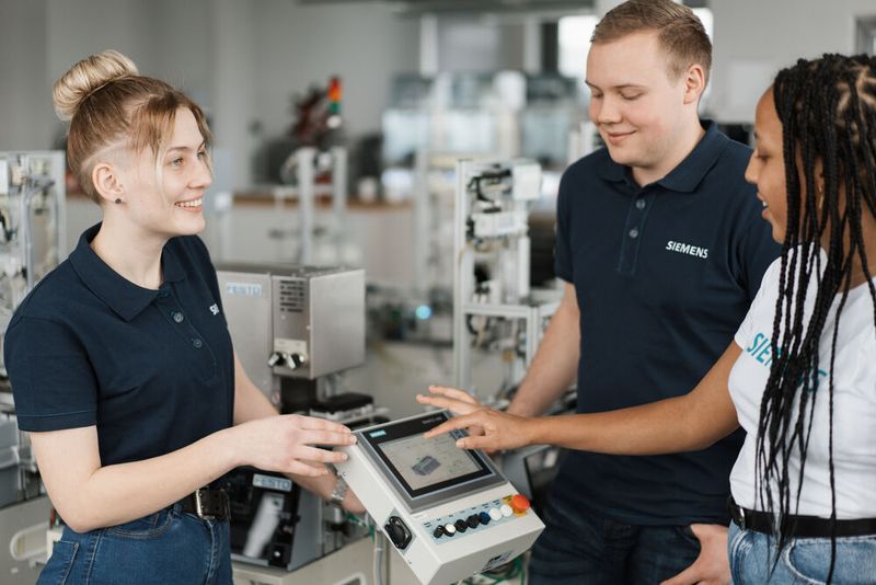 Knapp hinter dem Spitzenreiter: Siemens überzeugt mit 2,48 auf Rang zwei. Ein digitaler, transparenter Auswahlprozess ohne starre Bewerbungsfristen für Ausbildungsplätze punktet bei Bewerbern. Wer überzeugt, startet flexibel, sobald der Bedarf entsteht. (Bild: Siemens )