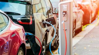 Um die Elektromobilität voranzubringen, soll die Zahl der Ladesäulen wachsen. Dafür gibt die EU wieder Geld. (Bild: Leaseplan)