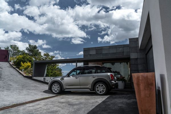 Zu den Besonderheiten im Cockpit gehören die Start-/Stop-Einheit im Zentrum der Toggle-Schalterleiste sowie eine Leistungsanzeige im Kombiinstrument auf der Lenksäule.  (Mini)