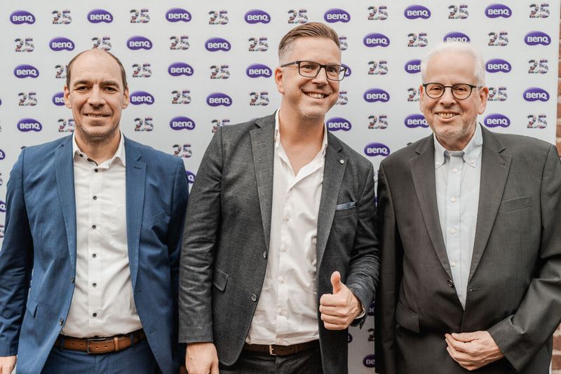 BenQ-Mitarbeiter Stefan Hoffmann (m.) empfängt Dominik Kießling (l.) und Ulrich Moll von der Firma Duttenhofer. (Bild: BenQ)