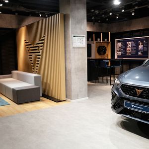 Die Lounge-artige Einrichtung soll die Passanten zum Verweilen einladen.(Bild:  Hahn Automobile)