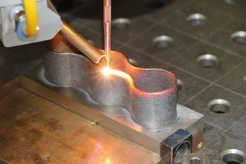 Schneller und effizienter: Fünfachsige Werkzeugmaschinen mit integriertem Laser ermöglichen das Auftragen und Schmelzen von Werkstoff und das spanende Bearbeiten auf genaue Abmessungen in einem zügigen Fertigungsprozess. (Laserline)