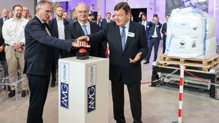 Beginn der Lithiumhydroxid-Produktion in Bitterfeld-Wolfen: Stefan Scherer, CEO AMG Lithium, Reiner Haseloff, Ministerpräsident von Sachsen-Anhalt, Heinz Schimmelbusch, CEO AMG Critical Materials (von links) betätigen den Startknopf. (Bild: AMG Critical Materials N.V.)
