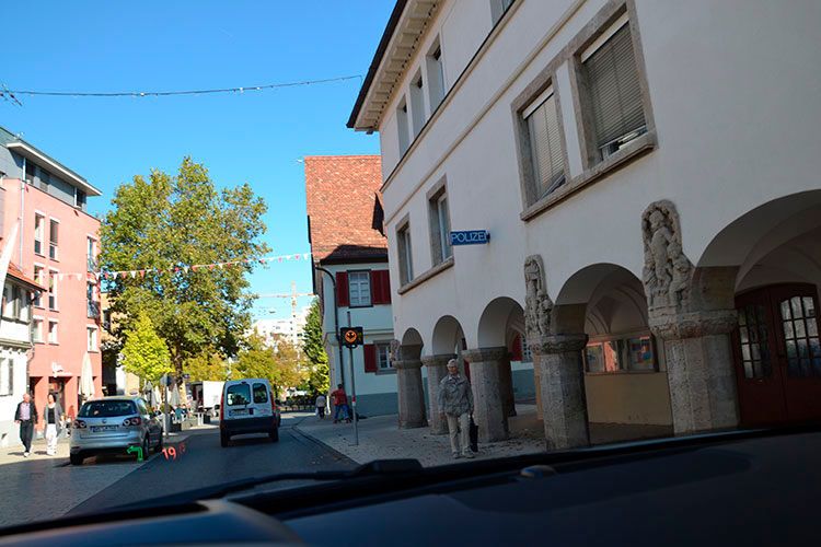 Möglich ist dies in einem Geschwindigkeitsbereich zwischen 1,8 und 30 km/h. Zudem kann der Fahrer zwischen Vor- und Rückwärtsfahrt wählen. Damit kann er sich beispielsweise ganz auf schwieriges Gelände konzentrieren – die All-Terrain Progress Control gewährleistet das sichere Vorwärtskommen. (Foto: Michel)