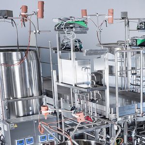 Für einen weltweit tätigen Pharmakonzern automatisierte Zeta eine im eigenen Haus geplante und gefertigte Ansatzanlage aus Edelstahl sowie eine Filtrationsanlage eines Single-Use-Anbieters und integrierte beide Anlagen in das übergeordnete Prozessleitsystem.(Bild:  www.derkrug.at,2017)