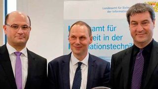 Staatsminister Dr. Markus Söder (r.), Staatssekretär Albert Füracker (l.) und Ministerialrat Daniel Kleffel, den kommissarischen Leiter des neuen Landesamts, bei der Schlüsselübergabe (© Bayerisches Finanzministerium)