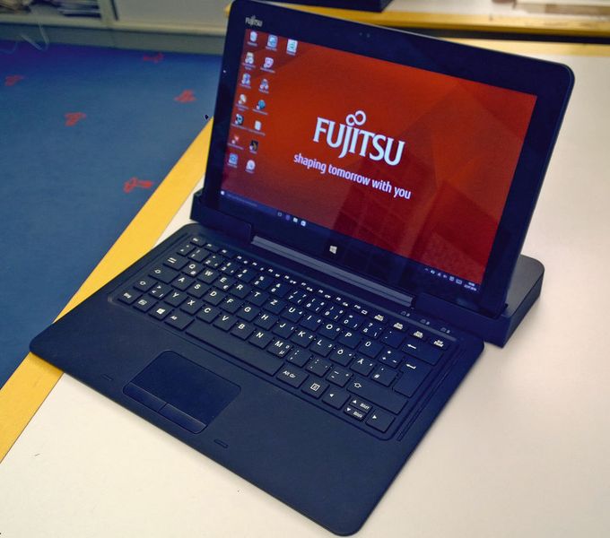 Das Dock kann auch mit dem am Tablet befestigten Keyboard genutzt werden. (Bild: Vogel IT-Medien)