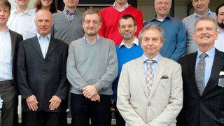 Stabsübergabe anlässlich der 80. Sitzung des AK „Pumpen in der Chemie“ (zum Vergrößern siehe Bildergalerie): Neue Leiter sind Dirk-Harald Bestehorn (2. Reihe 3.v.r) und Richard Losbichler (2. Reihe 3.v.l.). (Bild: Evonik)