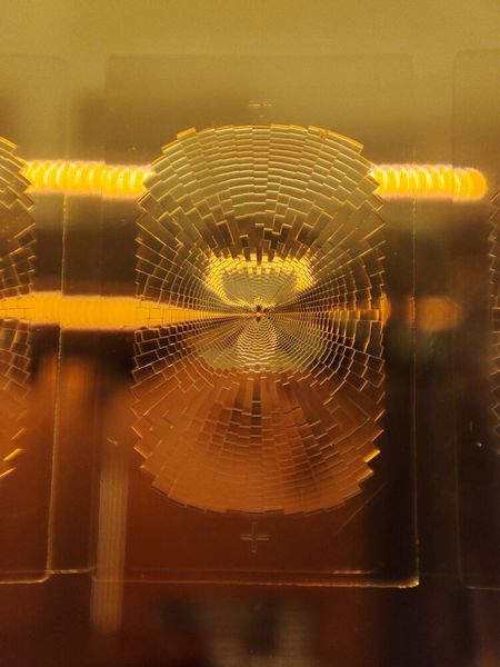 Hier sieht man den Polyshim (mehrere Master nebeneinander, nach dem Upscaling, sprich eine Prägeform zusammengesetzt aus Prägeformen der Steartform). Hergestellt von Seisenbacher. (Bild: Seisenbacher)