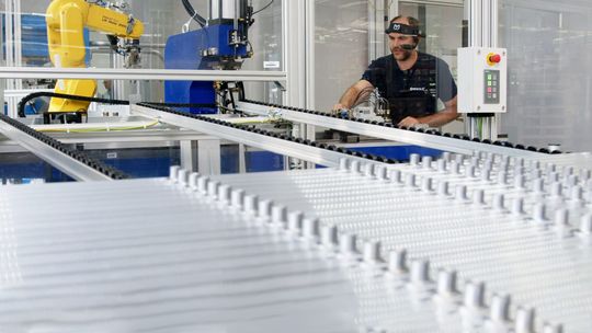 (Arnold Umformtechnik erweitert den After-Sales-Service rund um seine Maschinen um digitale Remote-Services. Bild: Arnold Umformtechnik)