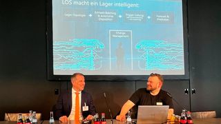 Heureka-Geschäftsführer Richard Lessau (r.) präsentierte bei der diesjährigen Logimat die Software „LOS MAIN“. 2019 hatte Messechef Michael Ruchty (l.) noch den Preis „Bestes Produkt" verliehen. (Bild: Heureka)