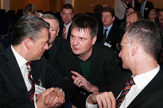 Erfahrungsaustausch: Jens Bergmann und Markus Rößler vom erstplazierten Autohaus Sessner sprechen mit Rudolf Jung (Platz 10). (Archiv: Vogel Business Media)