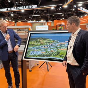 Weidmüller auf der SPS: Zwei Geschäftsführer führen durch den Stand.(Bild:  MC/VCG)