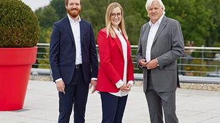 Beckhoff Automation wächst jetzt mit zusätzlichen Kapazitäten für ein neues Zentrallager in Rheda-Wiedenbrück. Von rechts: Hans Beckhoff und seine Kinder Frederike und Johannes kümmern sich dabei gemeinsam um den Ausbau des Unternehmens. (Bild: Beckhoff Automation)