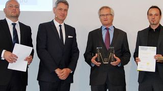 V.l.n.r.: Christian Trassl (links), Geschäftsführer und stellvertretender Bereichsleiter Kunststoffe der Neue Materialien Bayreuth, und Robert Metzger (2.v.l.), Geschäftsführer der MunichExpo Veranstaltungs GmbH, Norbert Sommer (2.v.r.), Leiter Entwicklung Türsysteme Brose Gruppe, und Michael Thienel (rechts), Projektleiter Brose Vorentwicklung Leichtbautürsysteme. (Foto: Brose)