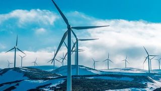 Erneuerbare Energien wie Windkraft und Solaranlagen sind wetterabhängig. Das kann gerade in kalten Wintern zu Problemen führen. Greenpeace Energy zeigt, wie man diese Dunkelflauten überwinden kann. (gemeinfrei)