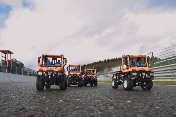 Kurz vor Eau Rouge liegen Team RWD und Team DIFF gleich auf, müssen jedoch auch auf die lauernden Kontrahenten hinter ihnen achten. (Bild: RWTH Aachen/ika)