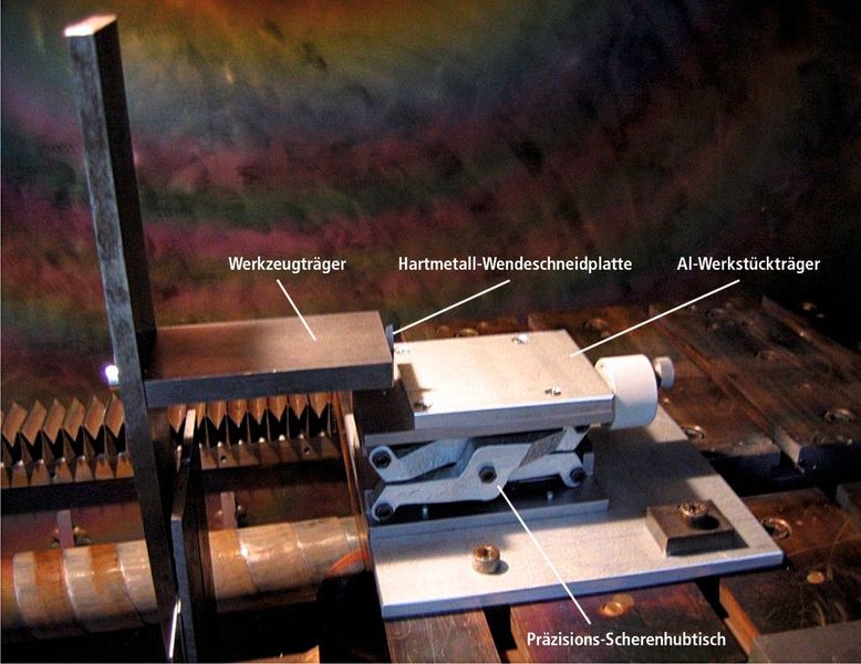 Bild 1: Versuchsaufbau in der Elektronenstrahlanlage.  (Bild: IWF)