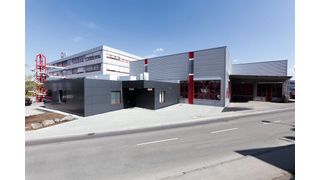 Aussenansicht des Betriebsrestaurant und der neuen Montagehalle. (Bild: Hermle)