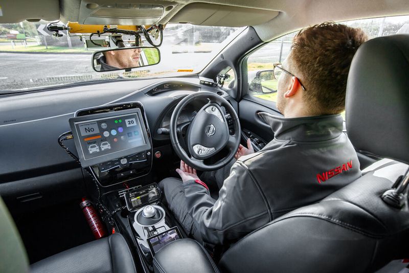 Der Testfahrer hält die Hände beim Lenkrad und greift nur im Notfall ein. (Nissan)