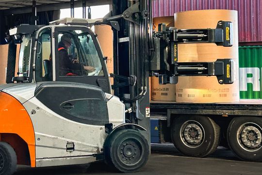 Dank präziser Anpassung an unterschiedliche Größen und Positionen der aufzunehmenden Rollen ist der branchenübergreifende Einsatz der Rollenklammer möglich.(Bild:  Stabau)