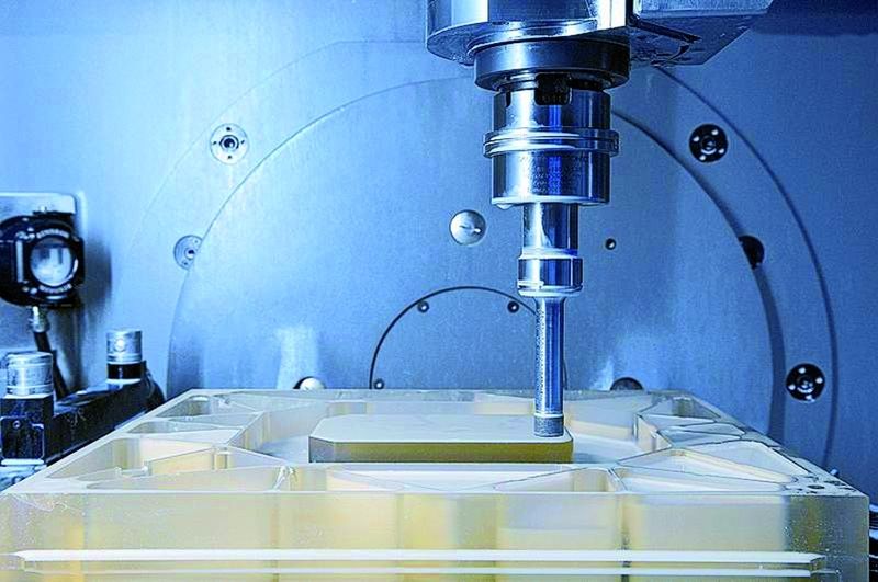 Komplettbearbeitung von Leichtgewichtsstrukturen aus Zerodur mit einem Ultrasonic-Bearbeitungszentrum. Bild: DMG (Archiv: Vogel Business Media)