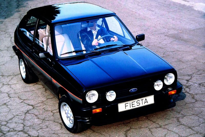 Begehrter Kraftzwerg: „Gehen Sie in Startposition zum Power Play“, forderte die Ford-Werbung auf, als 1981 der Fiesta XR2 in den Handel kam und fast alle Rivalen überholte. Zur Serienausstattung des XR2 gehören Leichtmetallfelgen, Niederquerschnittsreifen, Radhausverbreiterungen und Seitenschweller aus Kunststoff, Sportsitze, ein Drehzahlmesser und eine Digitaluhr mit Stoppfunktion. (Bild: Ford AG)