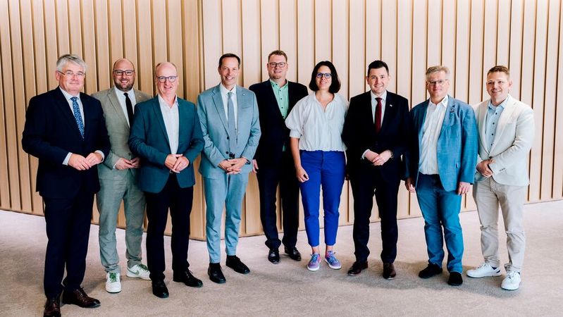 Treffen im Landtag: (v. l.) Winfried Mack (MdL), Carl Christian Hirsch (MdL), Christian Reher, Thomas Dörflinger (MdL), Carsten Beuß, Julia Cabanis, Tobis Vogt (MdL), Reiner Äckerle und Dennis Vogt.(Bild:  Hannes Griepentrog)