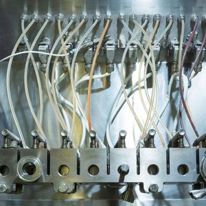 Extruderbarrel mit Dosierer (rechts) und HME Drucksystem (links). (Bild:  Heike Fischer/ TH Köln)