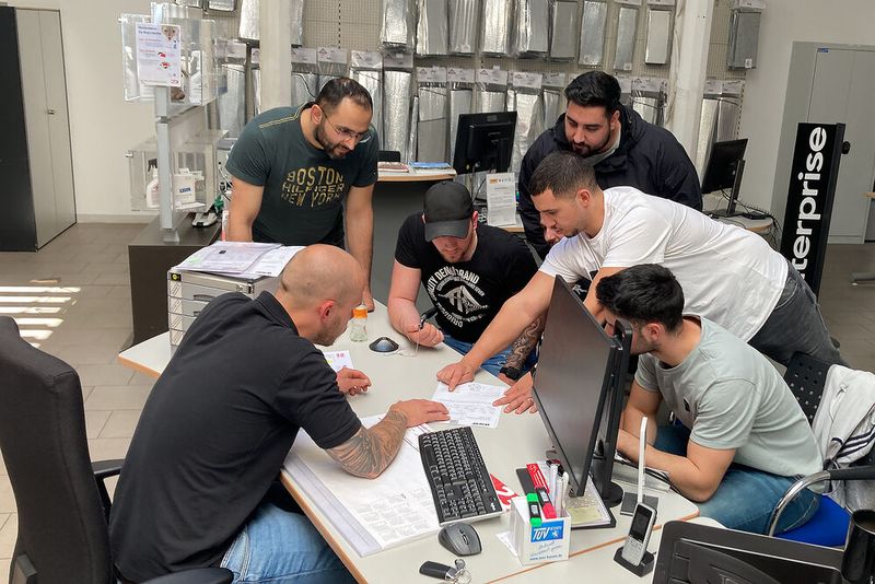 Bei den Kursen zur Vorbereitung auf die Meisterprüfung setzt die Kfz-Innung Darmstadt auf Dozenten, die zudem noch aktiv in der Praxis arbeiten.(Bild:  Kfz-Innung Darmstadt)