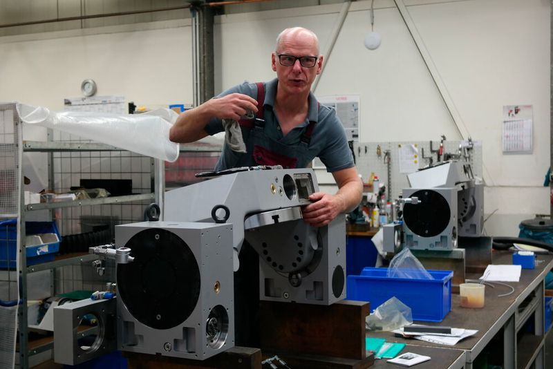 Die Bauteile müssen massiv sein und zugleich mit höchster Präzision zusammengebaut werden, nur so sei gewährt, dass die Schwenkeinrichtungen mit höchster Genauigkeit arbeiten, erläutert ein Mitarbeiter von Peiseler. (Reinhold Schäfer)