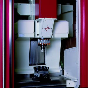 Bild 1: Eine schnell einsetzbare Arbeitsraum-Trennwand teilt den großen Arbeitsraum.