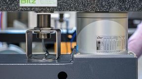On the granite plate (top) stands a machine or testing system that is to be decoupled from vibrations. The inductive distance sensor (middle) continuously measures the distance to the granite plate (the target is a fixed steel disc). Supplied with these values, the controller quickly and precisely adjusts the level of the air spring (right). (Image: Baumer)