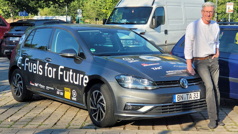 Zwischenstopp an einer Raststätte auf dem Weg zwischen Bonn und München: ZDK-Geschäftsführer Werner Steber testet das E-Fuel-Auto auf einer Langstrecke.