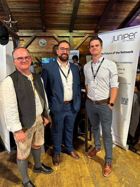 Armin Sprung (v. l., Arrow) betreut Ugur Ünalan und Erwin Breineis (Juniper). (Bild: Vogel IT-Medien )