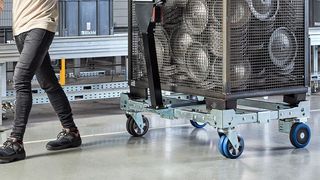 Blickle bringt zur Motek 2022 das neue Antriebssystem Ergomove 1000 mit. Es kann mit maximal 1.000 Kilogramm belastet werden. Es überzeuge durch eine einfache Plug-and-play-Installation und eigne sich für Geschwindigkeiten bis vier Stundenkilometer. (Bild: Blickle)