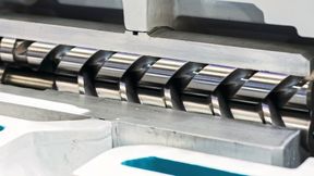 Die Drucklufttechnik wird heute in unterschiedlichsten Industrien eingesetzt – von der Lebensmittelverarbeitung bis hin zur Automobilfertigung. (©nordroden - stock.adobe.com)